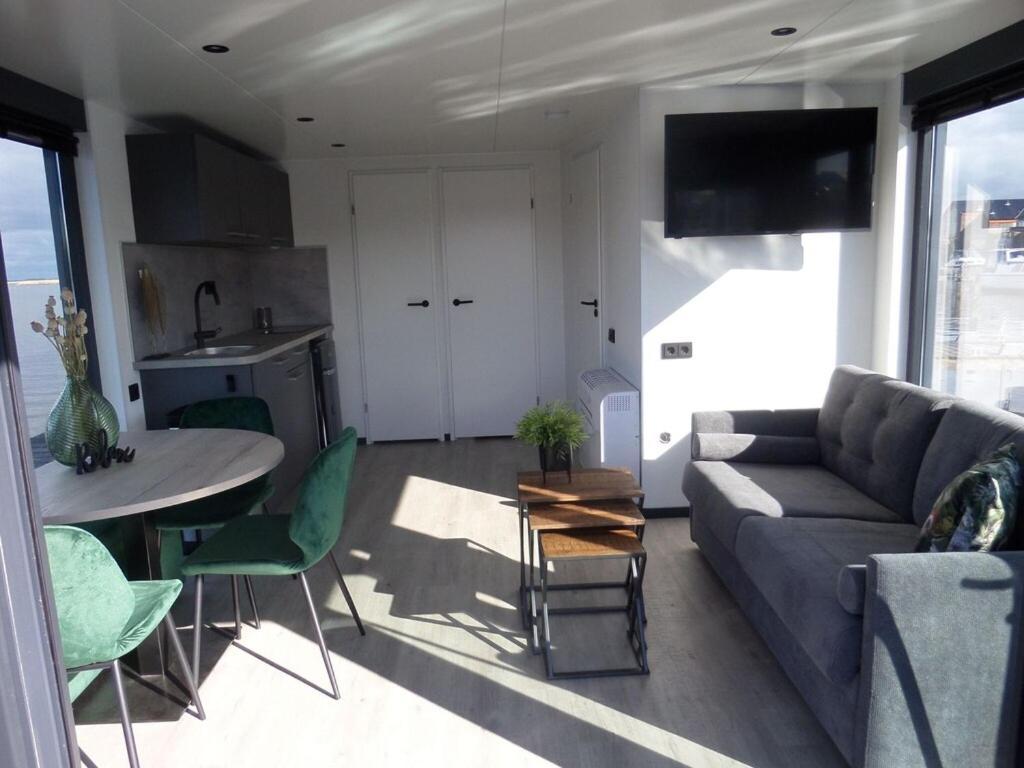 Modern Houseboat With Air Conditioning Located In Marina Uitgeest Exterior photo